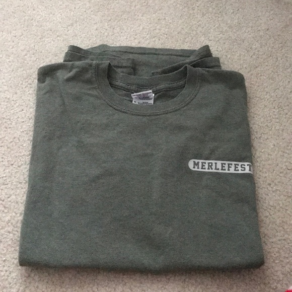 A navy green T-shirt - Picture 1 of 3